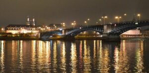 Auch an der Theodor-Heuss-Brücke gehen bei der Earth Hour die Lichter aus. - Foto: gik