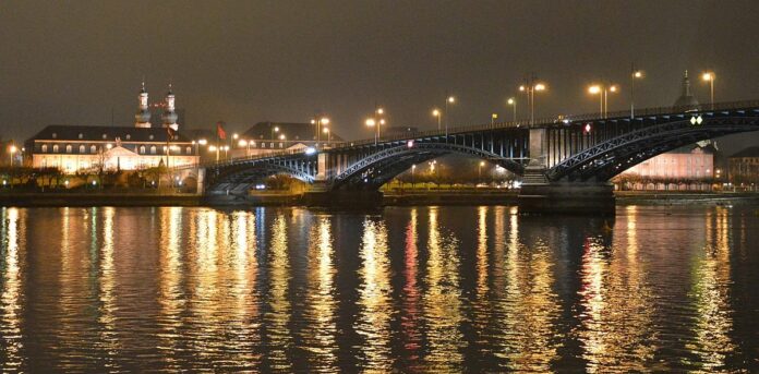 Nach Energiekrise: Mainz leuchtet wieder – Stadt stellt Beleuchtung an öffentlichen Gebäuden wieder an – Einsparung gering