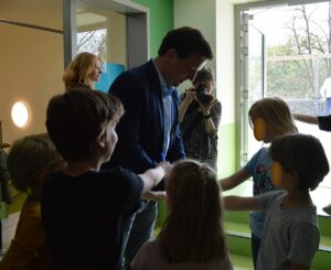OB Nino Haase (parteilos) bei der Einweihung der Kita in Mainz-.Zahlbach - umringt von kleinen Fans. - Foto: gik