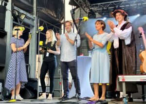 Marianne Grosse (SPD, 2. von rechts) bei der Eröffnung der 55. Johannisnacht vergangenen Freitag - als Kulturdezernentin war sie auch für die Johannisnacht zuständig. - Foto: gik