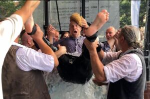 Nass gemacht: Der neue Mainzer OB Nino Haase landete bei der Johannisnacht im Gautsch-Zuber. - Foto: gik
