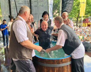 Frisch gegautscht: der Mainzer Stadtschreiber Alois Hotschnig bei der Johannisnacht 2023. - Foto: gik