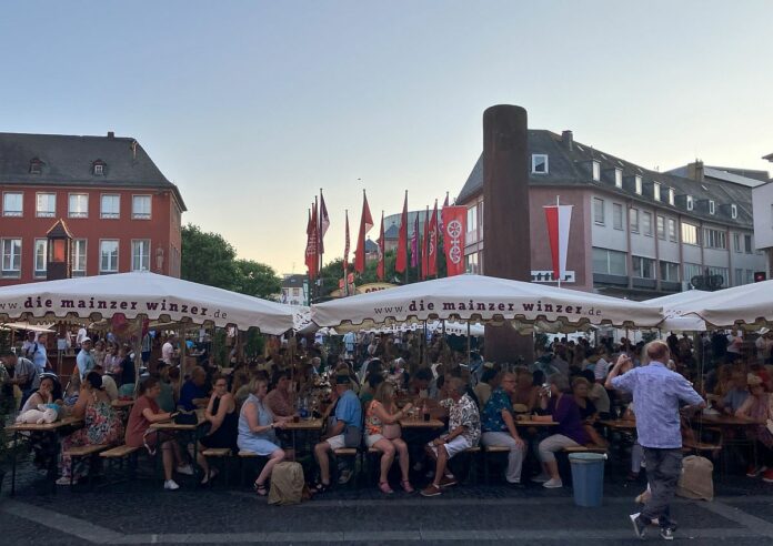Mainzer Winzer feiern Jubiläum: 20 Jahre im Zeichen des Weins, 25 Jahre Marktfrühstück – Heute Verkostung