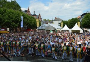 Menge beim traditionellen Gautschen auf der Mainzer Johannisnacht. - Foto: gik