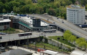 Die alte Hochbrücke, die am Bahnhof über die Binger Straße führt, muss in den kommenden Wochen abends voll gesperrt werden. - Foto: gik