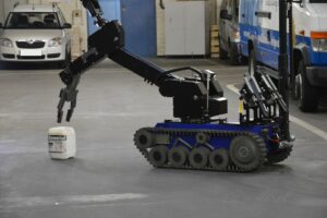 Roboterfahrzeug Teodor bei einem Einsatz mit einem giftigen Stoff beie ienr Vorführung in der Tiefgarage des Landeskriminalamtes in Mainz im Jahr 2016. - Foto: gik