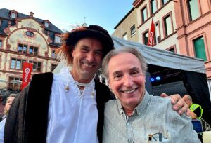 Der Mainzer Stadtschreiber Alois Hotschnig (rechts) bei der Johannisnacht 2023 gemeinsam mit Gautschmeister Jürgen Schunk. - Foto: gik