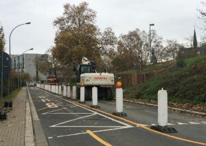 Bagger und Rohre statt Verkehr: Die Dauerbaustelle auf der Peter-Altmaier-Allee. - Foto: gik