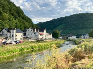 Das Ahrufer in Dernau am Abend des 14. Juli 2023. - Foto: gik