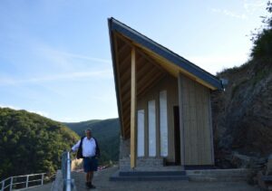 Harald Knieps vor der Flutkapelle oberhalb von Walporzheim. - Foto: gik