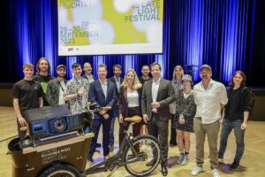 Vorstellung des neuen Events "Mainz leuchtet" mit OB Nino Haase und Studenten der Hochschule Mainz - samt Projektor auf Fahrrad. - Foto: Mainzplus