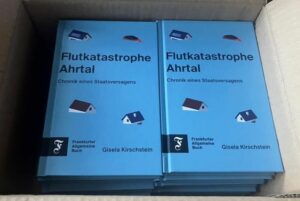 Das Buch "Flutkatastrophe Ahrtal - Chronik eines Staatsversagens" spürt der politischen Verantwortung für die Toten der Flutnacht nach. - Foto: gik