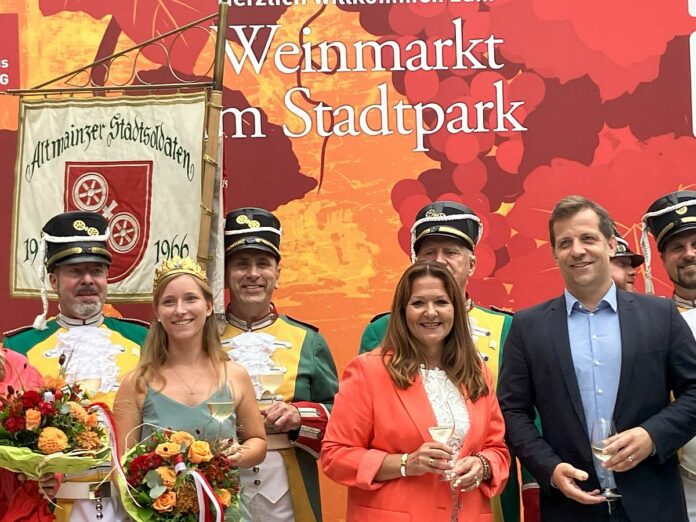 Mainzer Weinmarkt 2023: Weinraritäten, Schweizer Tropfen und Nass von oben – Weinfest im Stadtpark leidet unter Gewittern