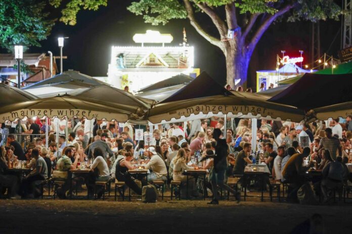 Mainzer Weinmarkt: Größtes Weinfest in Mainz startet am 24. August mit regionalen Weinen & Kulinarik