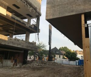 Abriss des alten Karstadt Sports samt Überbau über die Fuststraße im August 2022. - Foto: gik