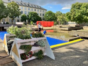 Blumenregal am Jubiläumsbrunnen: Mehr Gestaltung war nicht. - Foto: gik