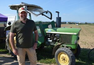 Der Chef der Freien Wähler in Mainz, Christian Weißkopf, beim Ackerfest vor einem Traktor. - Foto: gik