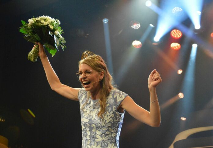 „Amt der Weinkönigin absolut zeitgemäß“: Eva Brockmann aus Franken ist die 75. Deutsche Weinkönigin – Pfalz und Baden Weinprinzessinnen