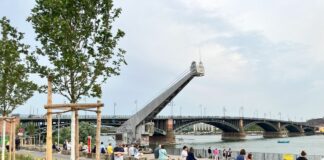 Rheinufer in Mainz-Kastel: Schranke soll Autos vom Ufer fernhalten – Zu viele Auto-Poser am Kransandareal unterwegs