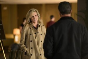 Legendär: Kim Basinger mit Trenchcoat - der Trend kehrt nun zurück. - Foto: Warner Bros.