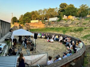 Das antike Römische Theater als Klangraum mit der Rockin‘ Blues Band im Juni 2023. – Foto: gik