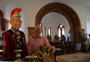 Ulrich H. Drechsler zeigt die "Burg" der Schlaraffia Moguntia in der alten Hauskappelle des Heilig-Geist-Spitals. - Foto: gik