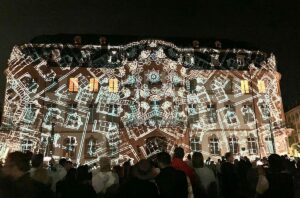 Wenn die Fassade scheinbar zerfließt: "Mainz leuchtet" 2023. - Foto: gik