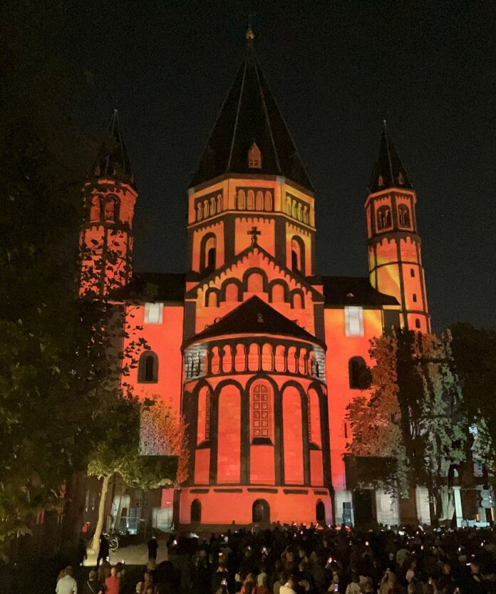 Grandioses Lichterfestival lockt Tausende nach Mainz: „Mainz leuchtet“ verzauberte mit Magie und Traumsequenzen