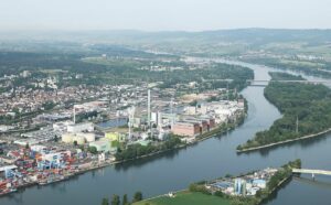 Die Kraftwerke Mainz-Wiesbaden auf der Ingelheimer Aue in Bildmitte - das Gebäude mit den hohen Schornsteinen. - Foto: KMW