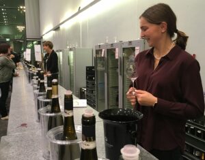 Nicht nur den Wein verkosten, sondern auch den Winzer dazu treffen: das wird beim Weinforum Rheinhessen nun ausgebaut. - Foto: gik