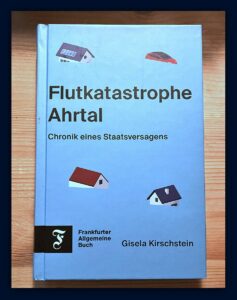 Das Buch "Flutkatastrophe Ahrtal - Chronik eines Staatsversagens" berichtet von der politischen Aufarbeitung. - Foto: gik