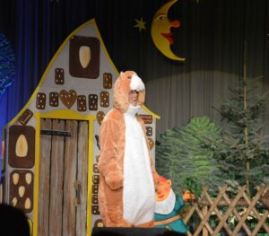 Nein, dieser Hamster ist nicht "süß" - er will lieber ein Bösewicht sein: Johannes Emrich in einer herrlich-närrischen Rolle. - Foto: gik