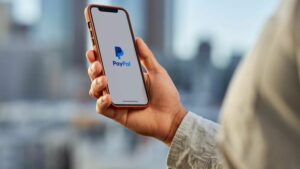 Smartphone mit Paypal-Logo. - Foto: Paypal