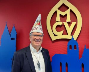 In der Geschäftsstelle des MCV in der Emmeranstraße gibt es am Samstagnachmittag Tagestickets für den 11.11, hier MCV-Präsident Hannsgeorg Schönig in den Räumen. - Foto: gik
