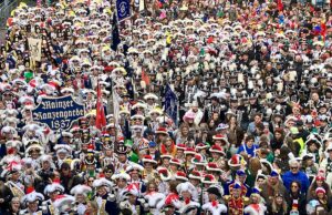 Meer aus Gardisten am 11.11. auf dem Schillerplatz in Mainz. - Foto: gik