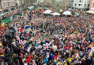 Der Schillerplatz um 11.11. Uhr am 11.11.2023: Zehntausende strömten in die Stadt, nur rund 9.000 fanden Platz auf dem Platz. - Foto: gik