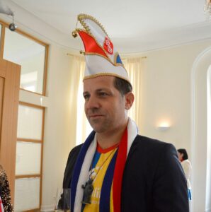Oberbürgermeister Nino Haase (parteilos) mit Narrenkappe am 11.11. in Mainz. - Foto: gik