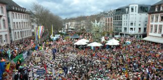 Bilanz zum 11.11. in Mainz: 30.000 Narren feiern friedlich in der Innenstadt – Chaos bei Müll und ÖPNV