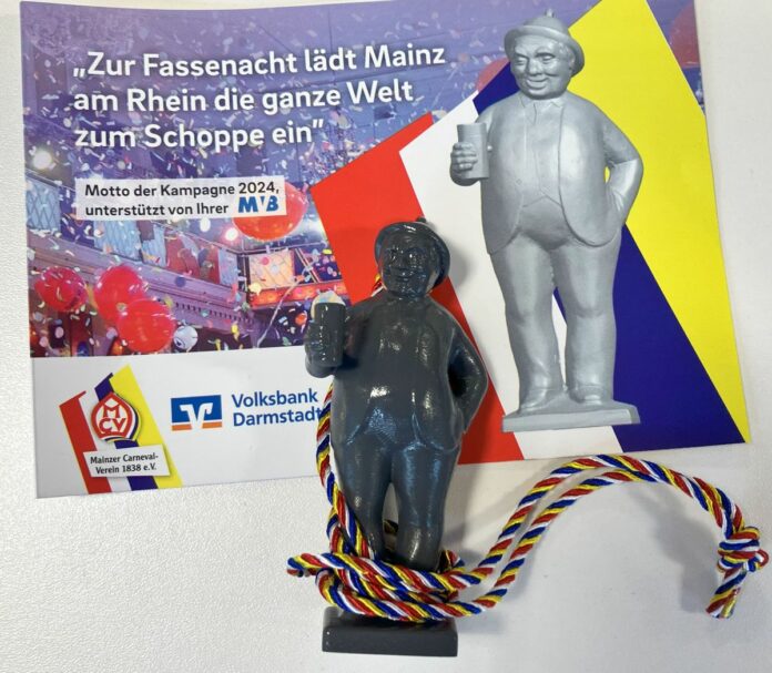 Schoppestecher ist Mainzer Zugplakettcher 2024 – Umhängefigur wieder in Europa gefertigt, von Enkeln des Erfinders