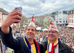OB Nino Haase mit MCV-Präsident Hannsgeorg Schönig beim 11.11. auf dem Balkon des Osteiner Hofs. - Foto: gik