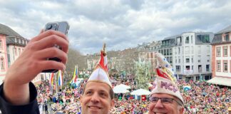 Helau aus dem Narrenkäfig in Mainz: Rund 7.000 Narren feiern 11.11. auf dem Schillerplatz – Sticheleien wegen Kartenchaos