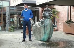 Der Generalfeldmarschall der Mainzer Ranzengarde, Thomas Thelen, mit dem Ranzengardebrunnen vor dem Proviantamt. - Video:_ Ranzengarde, Screenshot: git