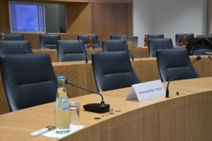 Leere Zeugenbank im Untersuchungsausschuss zur Flutkatastrophe im Ahrtal. - Foto: gik