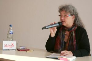 Mainz&-Chefin Gisela Kirschstein bei einer Lesung aus ihrem Buch Anfang Oktober in Sinzig. - Foto: Aschauer