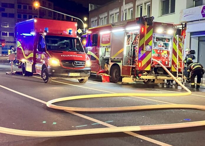 Brand in Döner-Imbiss: Große Bleiche in Mainz zeitweise voll gesperrt, Busse umgeleitet – Schnellimbiss zerstört