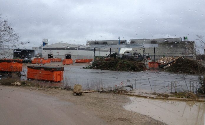 Wieder Brand in Mülllager bei Alter Portland in Mainz-Weisenau: 200 Kubikmeter großer Müllberg brannte