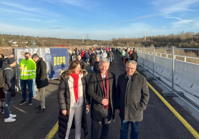 Salzbachtalbrücke bei Wiesbaden wird für Verkehr freigegeben – Zehntausend besichtigen fertige Brücke, Politik erleichtert