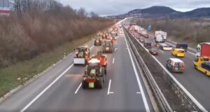 Traktoren-Corso auf der A60 im Dezember 2023 - mit Rettungsgasse auf der linken Fahrspur. - Foto: Hartmann 