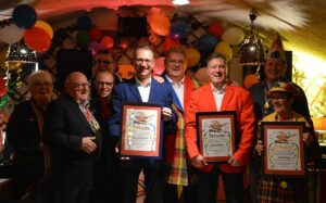 Ehrung der "Maledos" im Kreis der Aller-Allerscheenste: Klaus-Dieter Becht und Dieter Scheffler - Uwe Ferger war leider krank. - Foto: gik