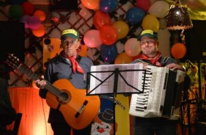 Parodie auf die Preisträger: Helmut Schlösser und Peter Gottron. - Foto: gik